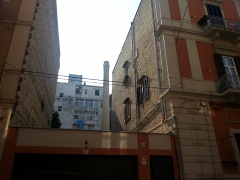 C'è una ciminiera sui tetti di San Pasquale: è l'antica fabbrica della cera